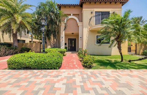 Gold Coast Villa | Exquisite Poolside Living with 3BR & 2BA at Diamante 165 by Bocobay