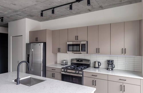 Killgubbin Apartment | Exquisite River North 1BR w/Terrace, Fire Pits & Grills, by Blueground