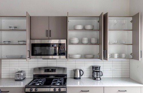 Killgubbin Apartment | Exquisite River North 1BR w/Terrace, Fire Pits & Grills, by Blueground