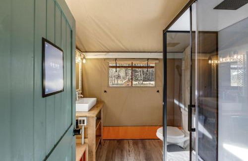 Newport Other | Exquisite Safari Tent Haven near Smoky Mountains in Tennessee