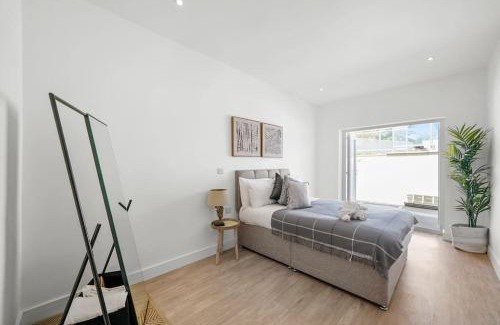 Hanham Apartment | Exquisite Scandi Gem of Bristol - Sleeps 6