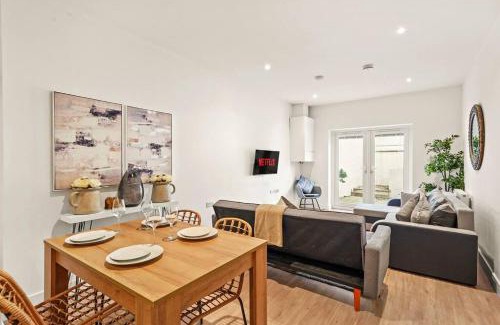 Hanham Apartment | Exquisite Scandi Gem of Bristol - Sleeps 6