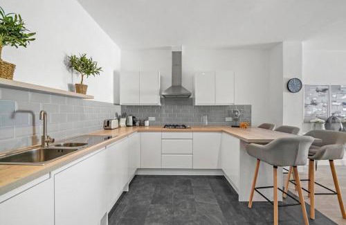 Hanham Apartment | Exquisite Scandi Gem of Bristol - Sleeps 6
