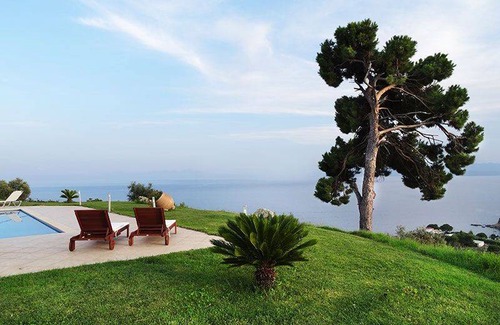 Agia Paraskevi Villa | Exquisite Skiathos Villa Skiathea Villa Beta 2 Bedrooms Private Pool Troulos