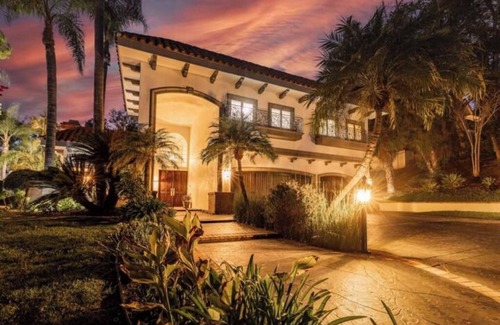 Laguna Hills House | Exquisite Spanish Villa Retreat Pool Sauna
