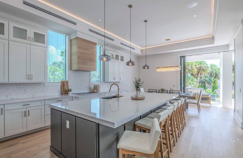 Connors House | Exquisite Waterfront 6-Bed Home in Naples, Pool & Spa