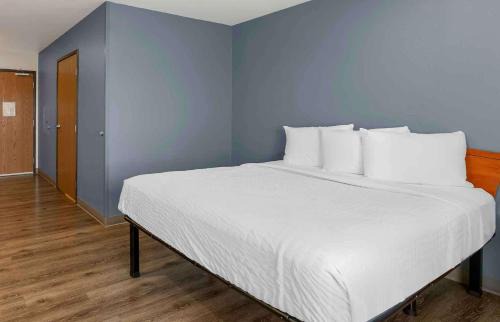 Cleveland Hotel | Extended Stay America Select Suites - Cleveland - Airport