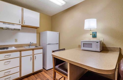 Tampa Hotel | Extended Stay America Select Suites Tampa North Airport