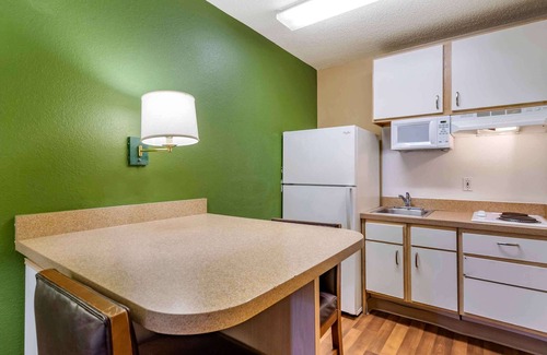 Tampa Hotel | Extended Stay America Select Suites Tampa North Airport