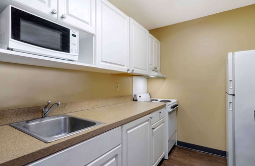 Tampa Hotel | Extended Stay America Select Suites Tampa Airport Memorial