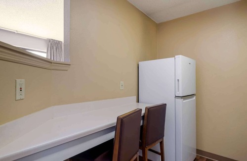 Tampa Hotel | Extended Stay America Select Suites Tampa Airport Memorial