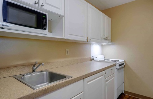 Tampa Hotel | Extended Stay America Select Suites Tampa Airport Memorial