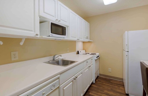 Tampa Hotel | Extended Stay America Select Suites Tampa Airport Memorial
