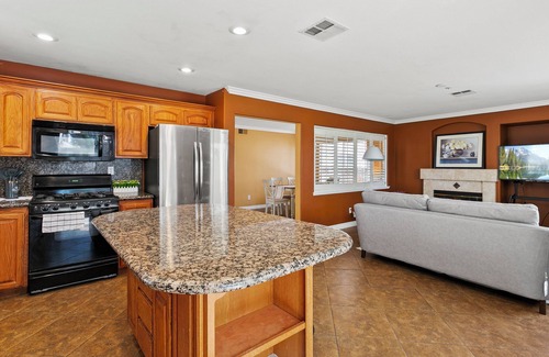 Fontana House | Extended Stay Deal|4BR Home, Fully-Equipped Kitchen|Pet Friendly #41817