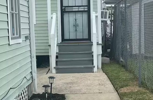 Central City Cottage | Extended Stay near Downtown, Hospitals and Coworking Spaces.