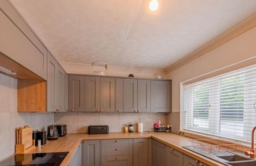Little Stukeley House | Extensive 4 bed close to Peterborough