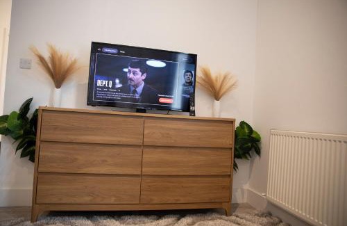 Maidstone Apartment | Extra Large Modern Studio Flat In Kent