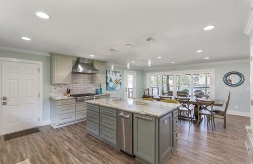 Seneca House | Extraordinary Lake Keowee Waterfront Home Close to Town