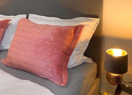 Daberstedt Apartment | Für Gruppen und Familien - große Ferienwohnung Nähe Stadtpark, 4 Schlafzimmer, 2 Bäder, Terrasse, Parkplatz