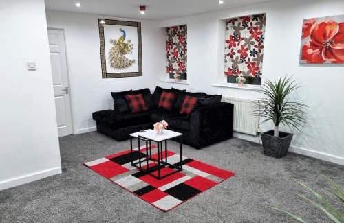 Leeds Apartment | -F1-GH- Enjoy a wonderful stay in our Cosy Luxurious, Spacious ground floor apartment, Free Parking, Free WiFi