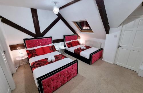 Leeds Apartment | -F1-GH- Enjoy a wonderful stay in our Cosy Luxurious, Spacious ground floor apartment, Free Parking, Free WiFi