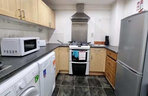 Leeds Apartment | -F1-GH- Enjoy a wonderful stay in our Cosy Luxurious, Spacious ground floor apartment, Free Parking, Free WiFi