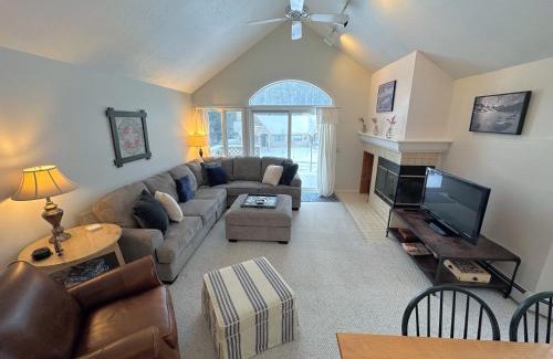 Bretton Woods House | F14 Bretton Woods Condo along golf course short walk from Omni Mount Washington Hotel