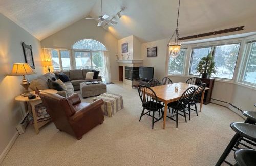 Bretton Woods House | F14 Bretton Woods Condo along golf course short walk from Omni Mount Washington Hotel