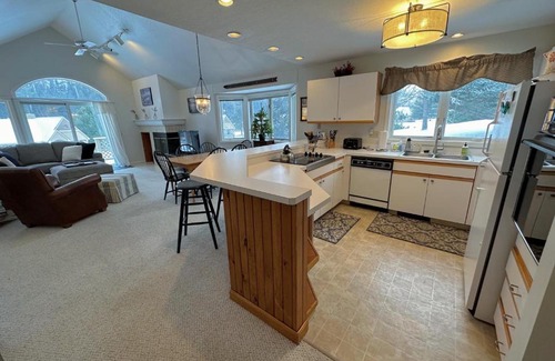 Bretton Woods House | F14 Bretton Woods Condo along golf course short walk from Omni Mount Washington Hotel
