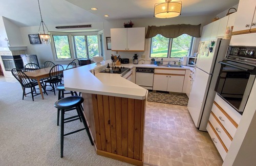 Bretton Woods Condo | F14 Bretton Woods Condo along golf course, short walk from Omni Mount Washington Hotel!