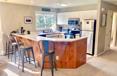 Bretton Woods House | F16 Fairway Village Condo with great mountain views, 8 min walk from Mount Washington Hotel! AC!