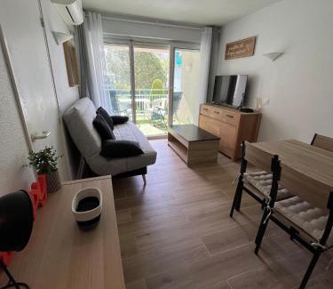 Golfe Juan Apartment | F2 Vue mer - Piscine - Climatisation - Parking