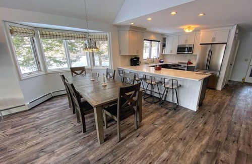 Bretton Woods House | F26 Renovated golf course townhouse within walking distance of Mount Washington Hotel, Dog Friendly!