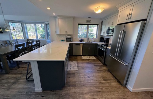 Bretton Woods House | F26 Renovated golf course townhouse within walking distance of Mount Washington Hotel, Dog Friendly!