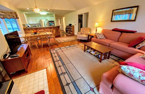 Bretton Woods House | F28 Fairway Village home on the Mt. Washington golf course! Walk to Mt Washington Hotel