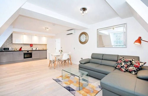 Temple Apartment | F2E Large penthouse 1 bed wifi air con sleeps 4
