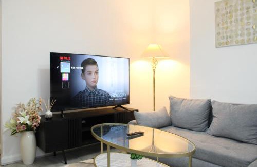 Derby Apartment | F2S SERVICED APARTMENTS 2Bedroom Terrace house with Free Wifi Netflix Suitable for Contractors walking distance to Train station