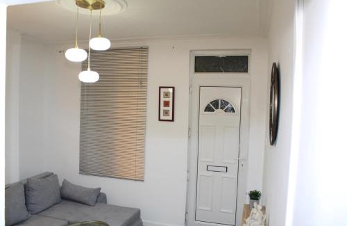 Derby Apartment | F2S SERVICED APARTMENTS 2Bedroom Terrace house with Free Wifi Netflix Suitable for Contractors walking distance to Train station