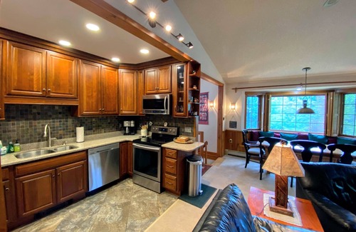 Bretton Woods Cottage | F9 Renovated Bretton Woods slopeside condo with 2 living rooms, foosball, air hockey, dog friendly!