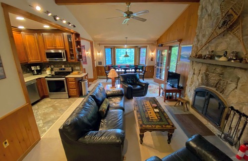 Bretton Woods Cottage | F9 Renovated Bretton Woods slopeside condo with 2 living rooms, foosball, air hockey, dog friendly!