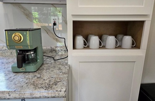 Akron House | Fab 50's Firestone Flat. A/C & Pet friendly