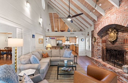 East Beach Cottage | FAB East Beach Cottage, Pets, Pool & Spa; 30 Sec to the BEACH! 6 seat golf cart!