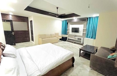 Greater Kailash Hotel | Fabexpress Luxury Home Stay