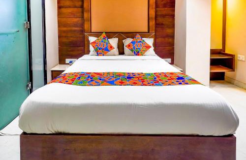 Block E Hotel | FabHotel Eros 211 - Nr Sreebhumi