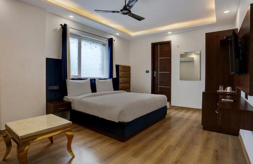 Kalkaji Hotel | FabHotel Golden Dream