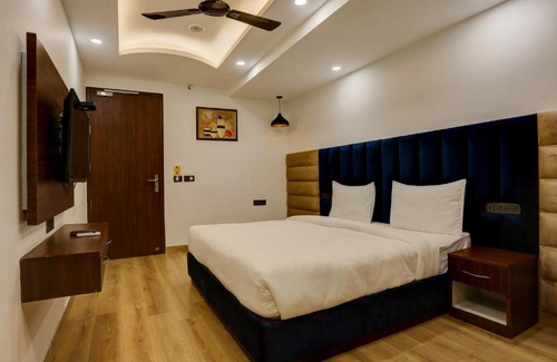 Kalkaji Hotel | FabHotel Golden Dream