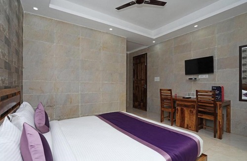 Sector 31 Hotel | FabHotel Golden Leaf
