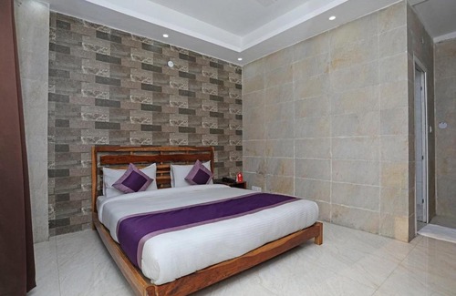 Sector 31 Hotel | FabHotel Golden Leaf