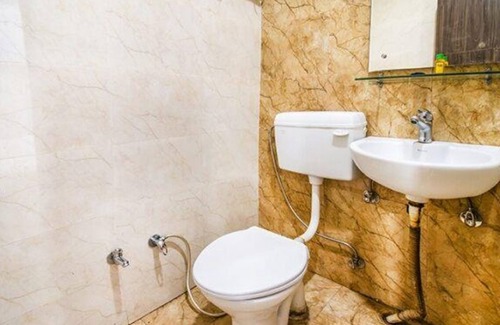 Sector 31 Hotel | Fabhotel Golden Leaf