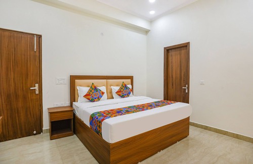 Noida Hotel | Fabhotel Grihum
